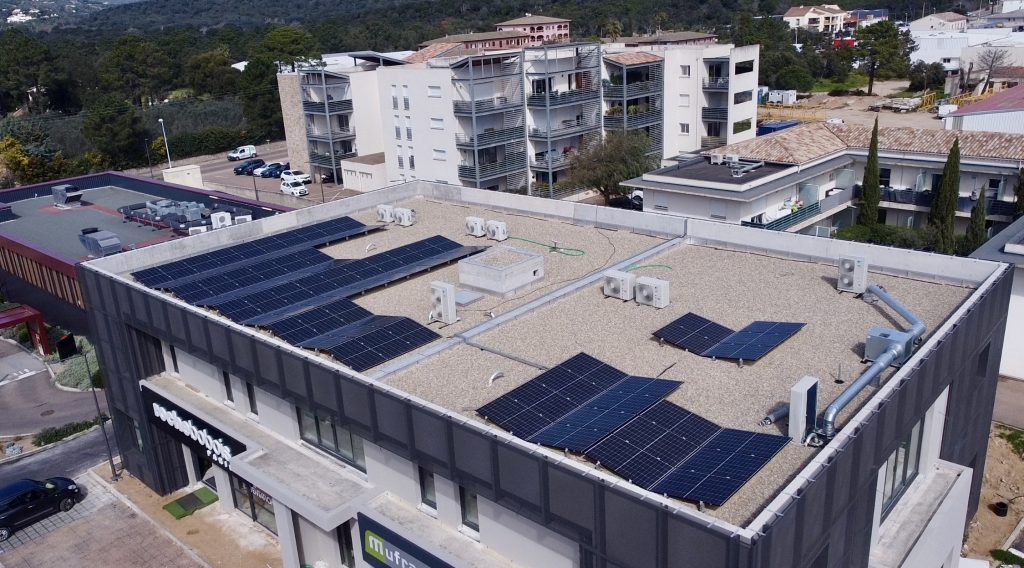 Installation photovoltaïque Nova Énergie sur la toiture terrasse d’un bâtiment professionnel en Corse