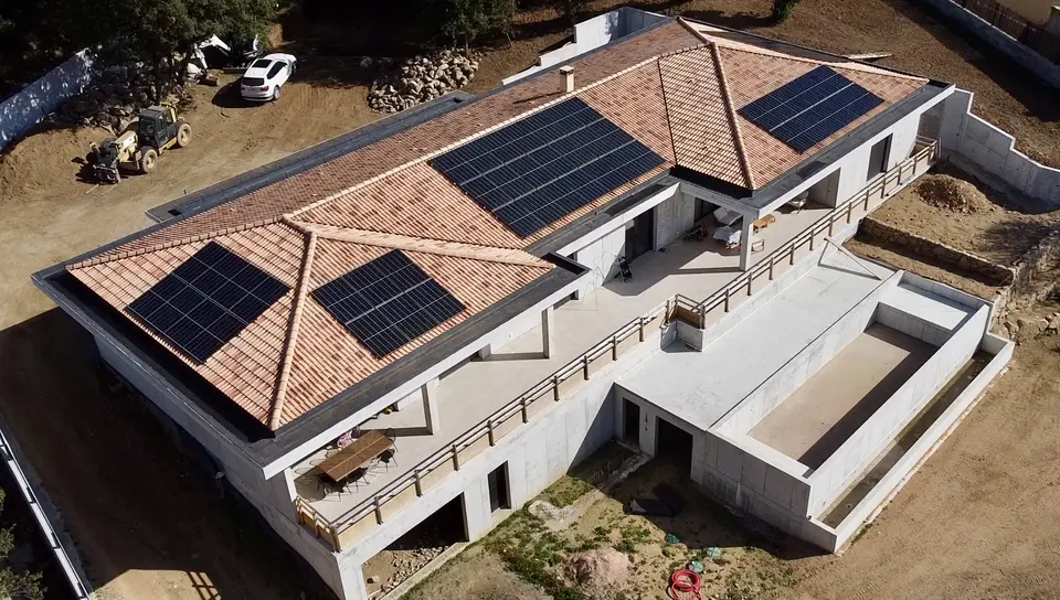 Installation photovoltaïque Nova Énergie sur une toiture résidentielle