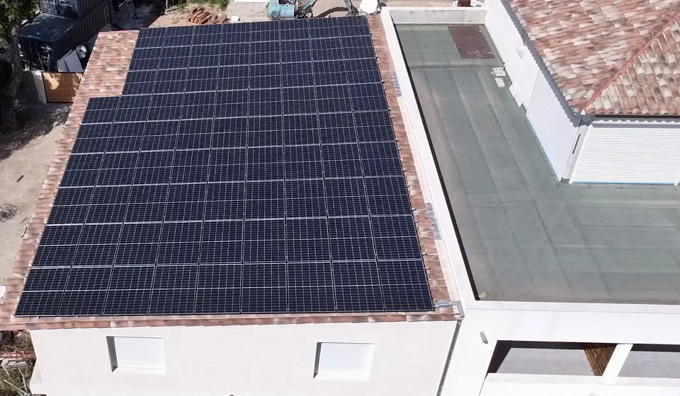 Vue aérienne d’une toiture photovoltaïque Nova Énergie